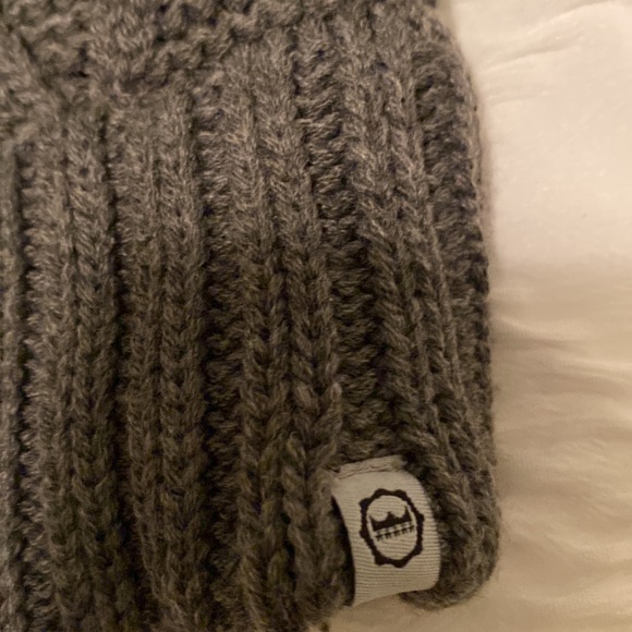 NWOT Vintage University of Iowa hawkeyes gray cable knit hat beanie fur Pom-Pom - Picture 6 of 7